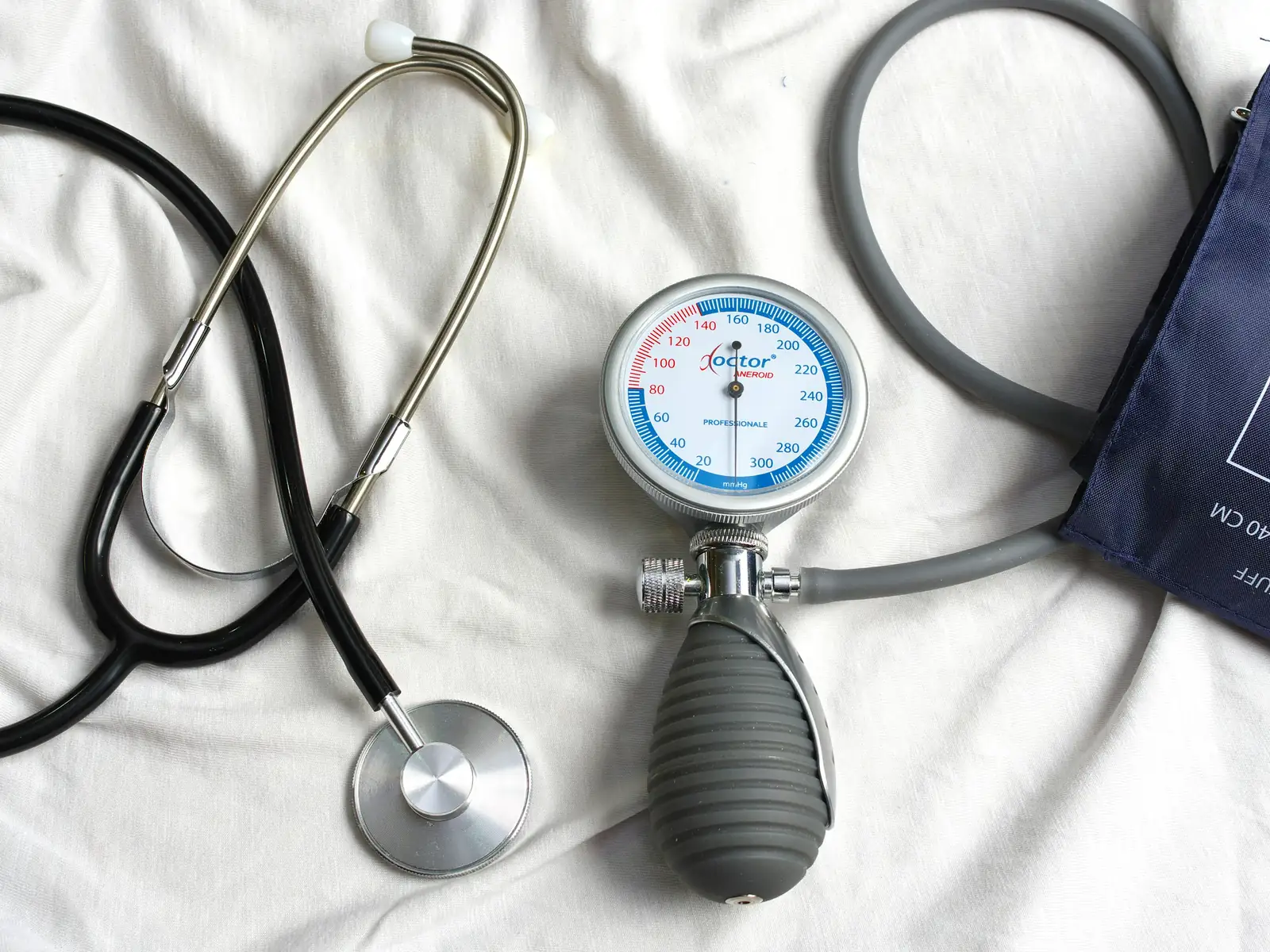 Stethoskop und Blutdruckmessgerät – Allgemeinmedizin und Vorsorgeuntersuchung