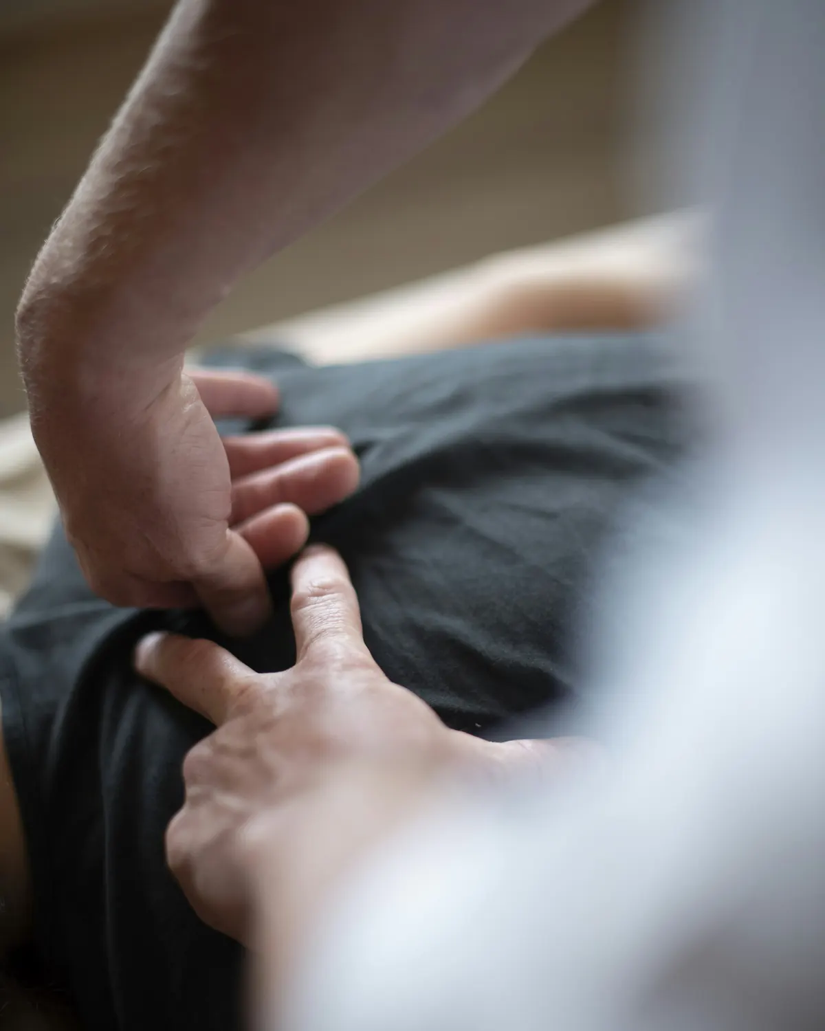 Eine Hand hält tröstend die Hand eines Patienten – palliative Begleitung
