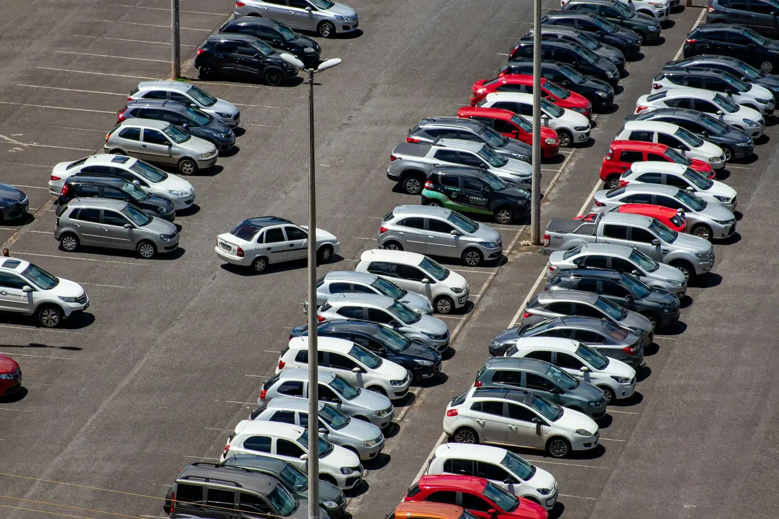 Parkplatz mit vielen Stellplätzen – Symbolbild für die kostenlosen Parkplätze beim Fitnessland