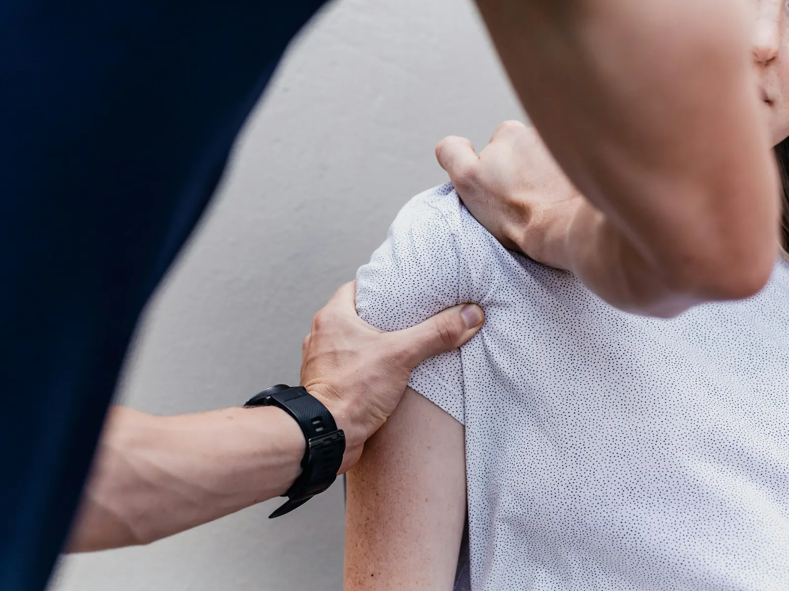 Manuelle Behandlung der Schulter in der Physiotherapie