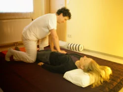 Shiatsu-Behandlung in der Praxis Dr. Riedl: Dehnung auf der Bodenmatte