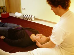 Shiatsu-Behandlung in der Praxis Dr. Riedl: Arbeit mit dem Körpergewicht