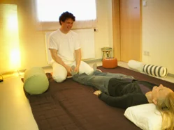 Shiatsu-Behandlung in der Praxis Dr. Riedl: Druck entlang der Meridiane am Rücken